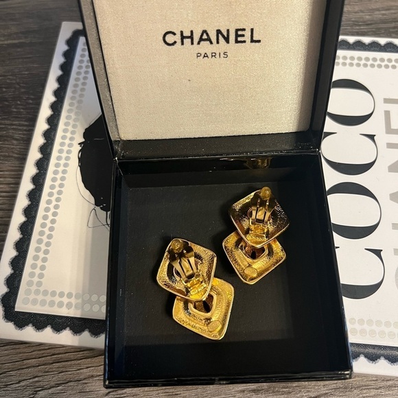 CHANEL Vintage Gold CC Logo Dangle Clip On Earrings - Picture 5 of 10